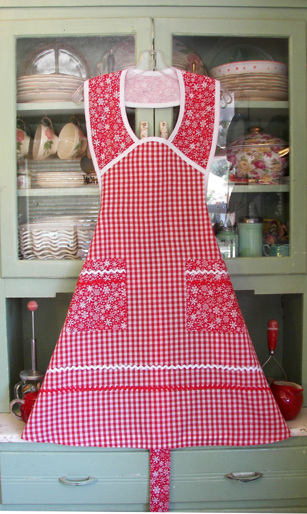 19640 Red gingham / red snowflake, click to go back to 1940 aprons