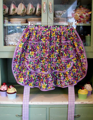 1943 Purple Pansy half apron