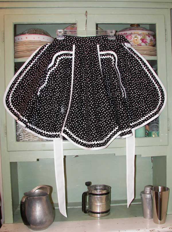1944 Half apron in Black Polka Dot