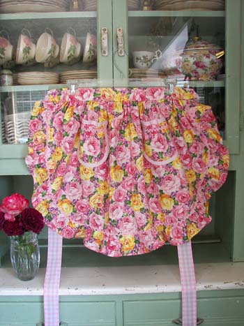 1948 Apron Rose Bouquet