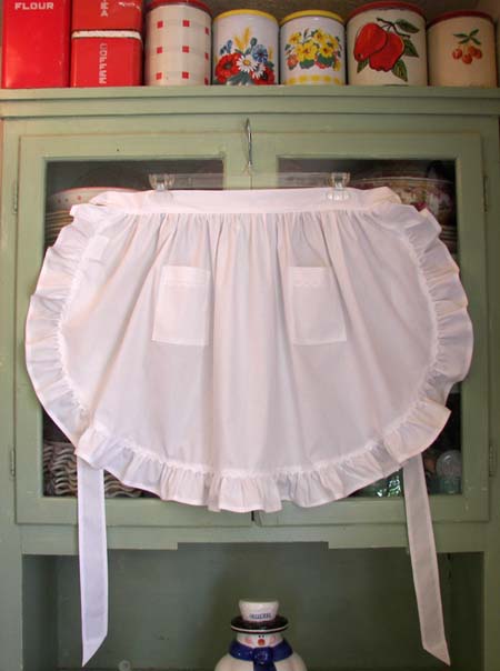 1948 White Ruffle Half apron with square pockets