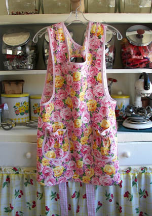 "Grandma" style apron in Rose bouquet