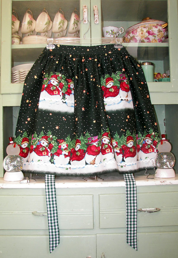 Retro Half Apron "Winter Wonderland", click to go back to half aprons.