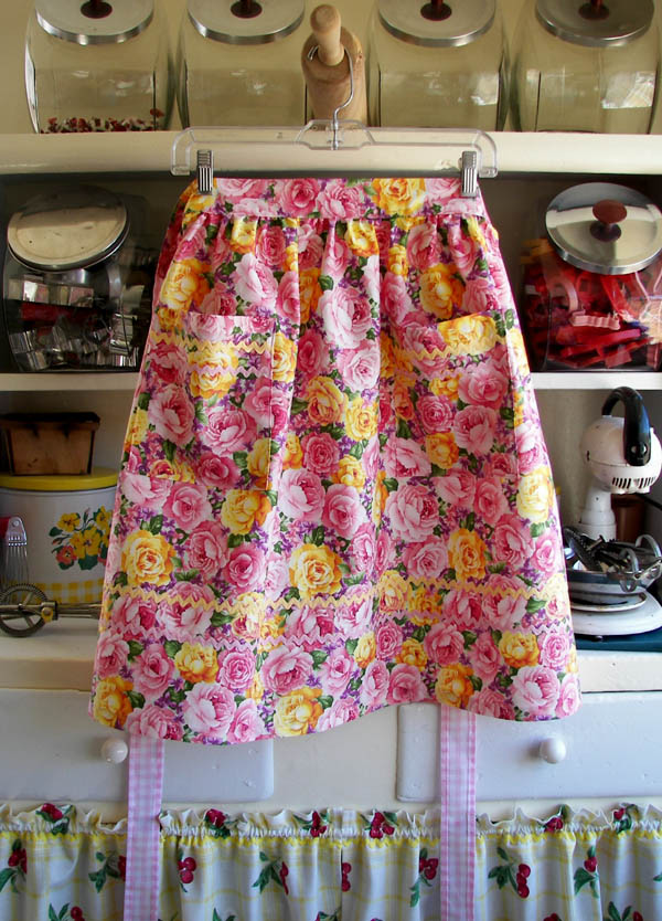 Rose bouquet half apron