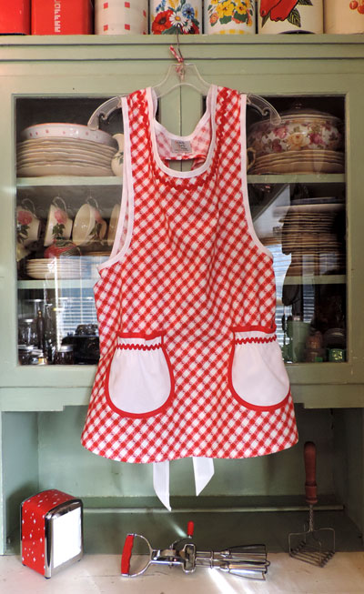 Grandma Old Fashioned Kitchen with  round pockets 